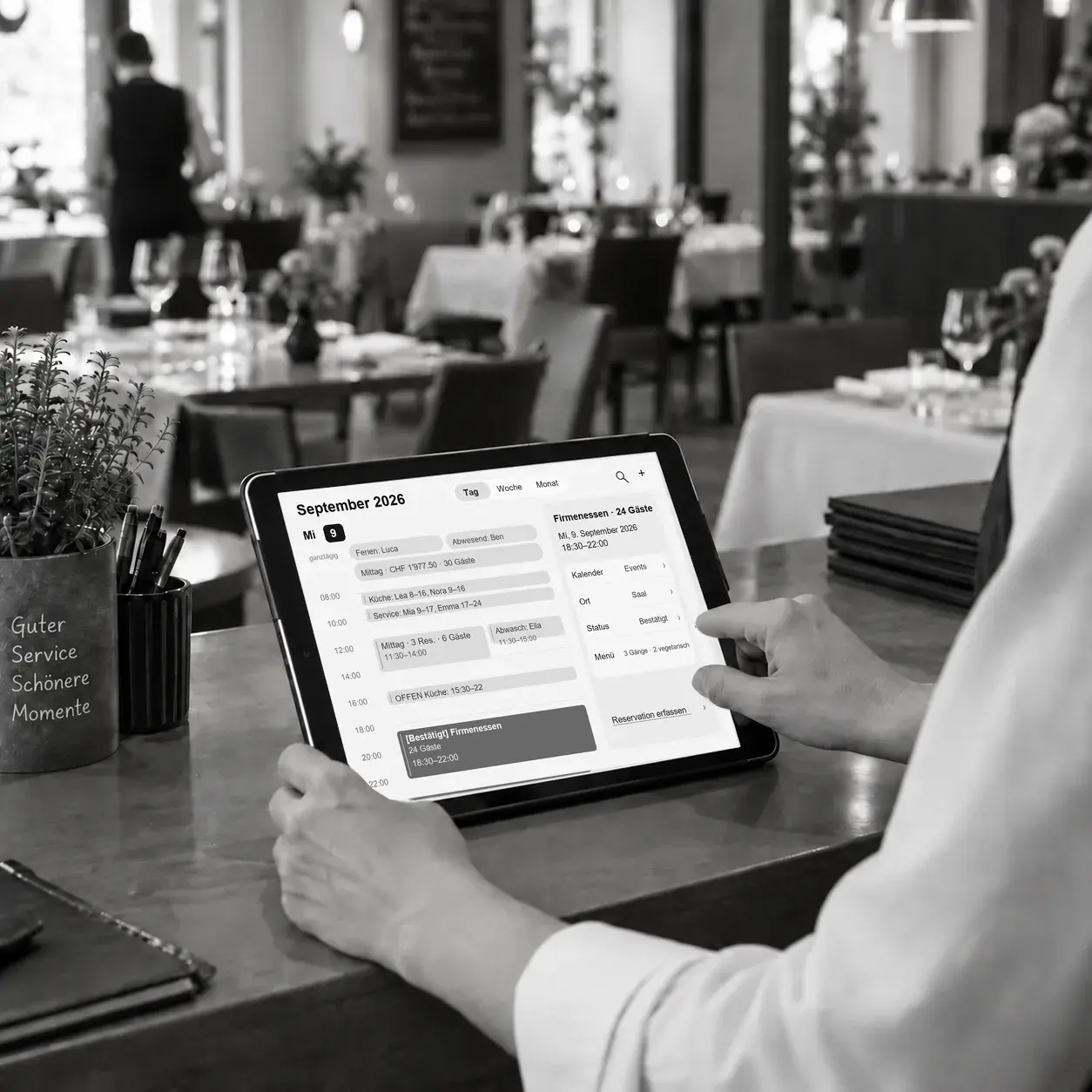 Reservationen, Schichten und Events im Überblick Tablet im Restaurant mit Tageskalender für Reservationen, Schichten und ein Firmenessen